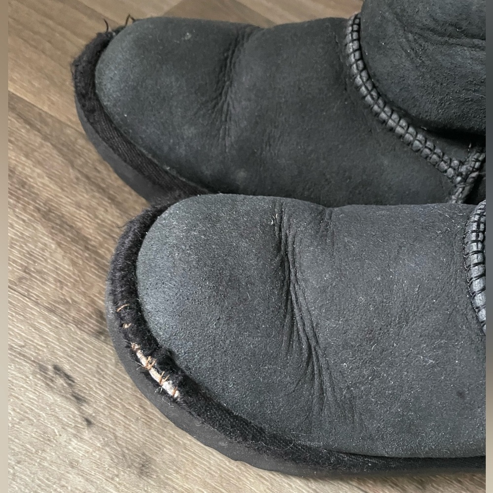 Girl’s Toddler Bailey Bow Black UGG Boots - Picture 7 of 11